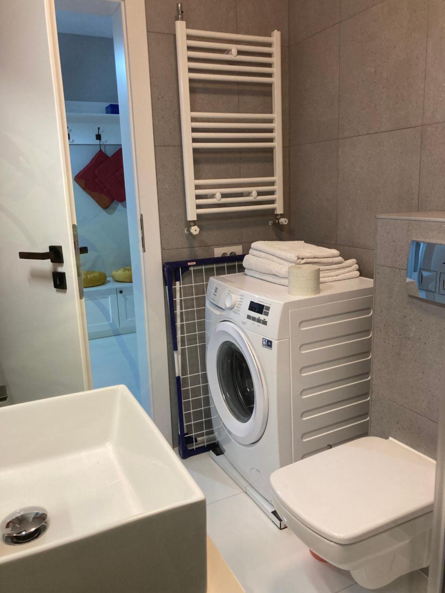 Apartamentul Max, Practic Si Confortabil 拉迪亚 外观 照片